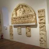 Non passano inosservati i particolari della Cattedrale di Santa Maria Assunta ad Altamura: la lunetta esposta fa parte di un portale molto decorato. La scena presente sulla sommit�, ripresa dai vangeli apocrifi, mostra la Madonna con un vestito adornato di gigli mentre tiene in braccio un bambino che stringe tra le mani un uccellino